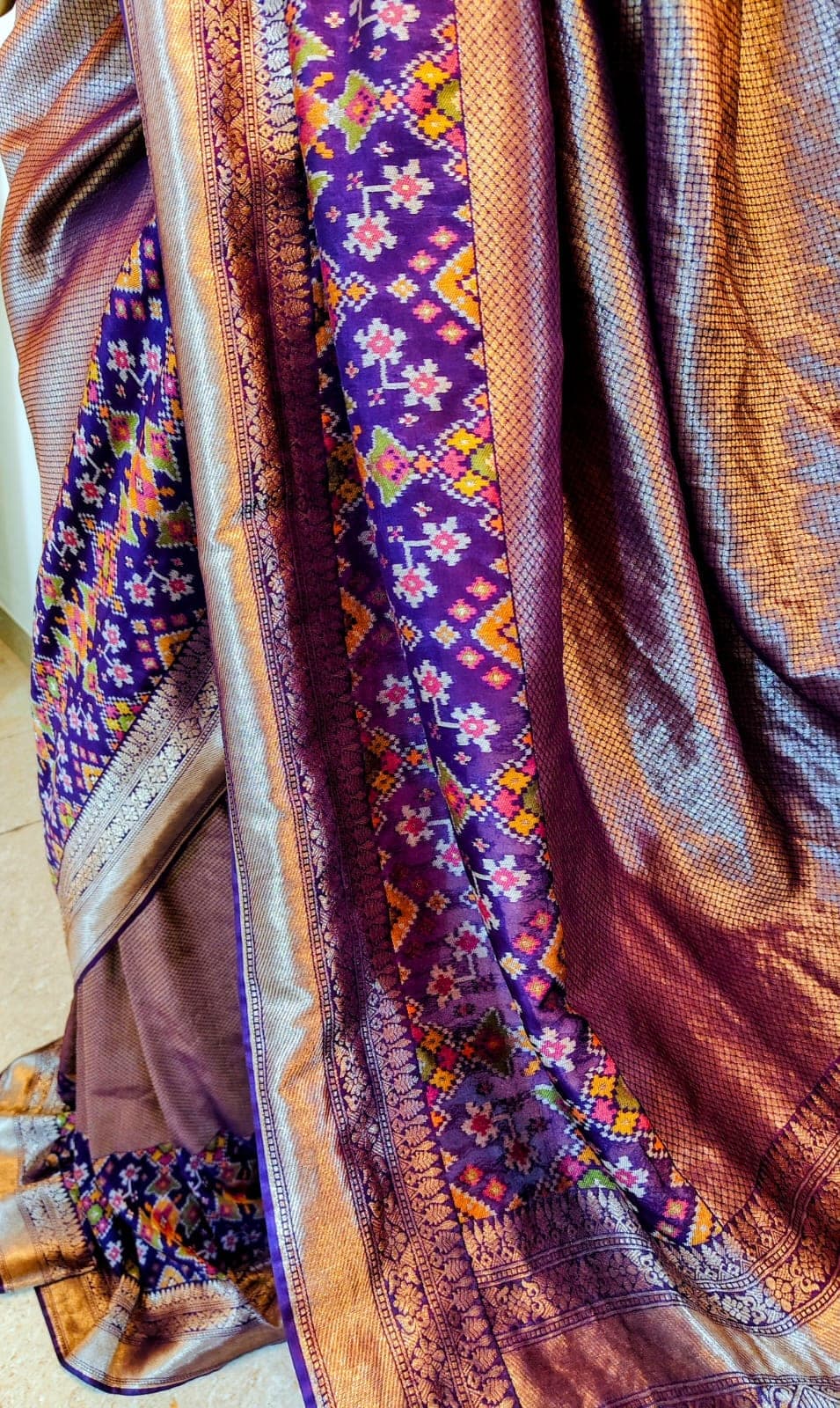 Close-up of the geometric contrast border