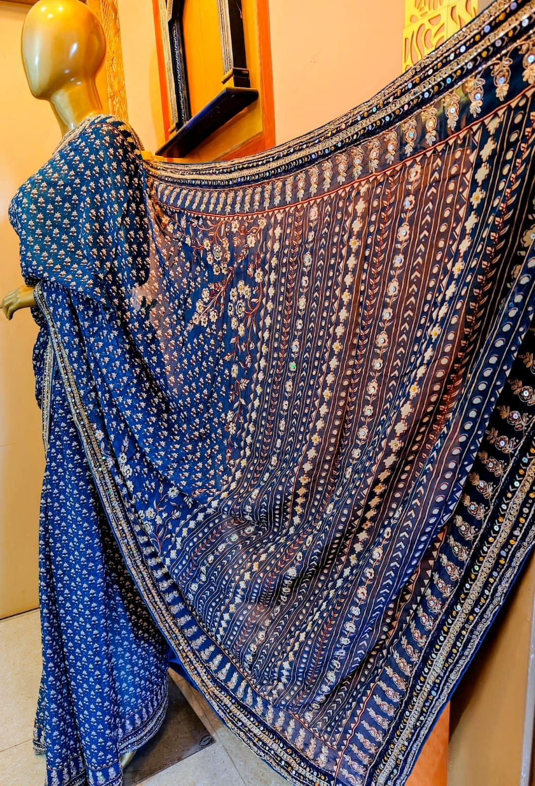 Alternative full view of the indigo saree
